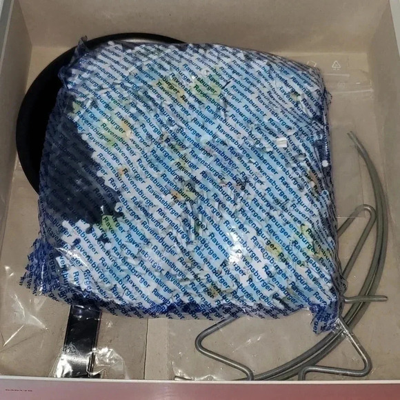 Ravensburger 3D 540 Puzzle Easy Click Technology w Display Stand NWOT - Picture 9 of 9